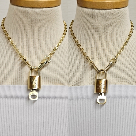 Louis Vuitton 300 Series Padlock and Key Necklace on Pochette Chain in Gold 321 - Picture 2 of 9